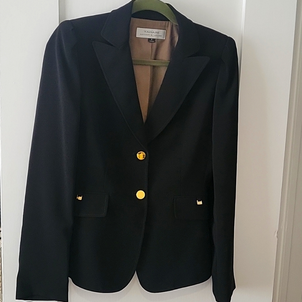 Tahari pant suit set, size 6, black